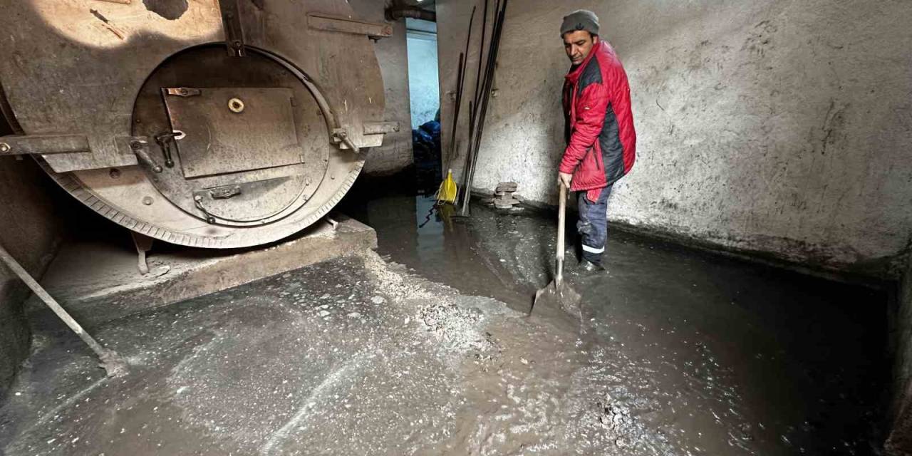 Yüksekova’da Yoğun Yağışlar Sonrası Binanın Kalorifer Dairesi Sular Altında Kaldı