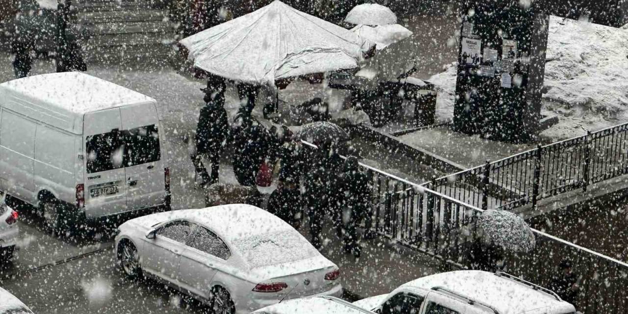 Yüksekova’da Sağanak Yerini Kar Yağışına Bıraktı