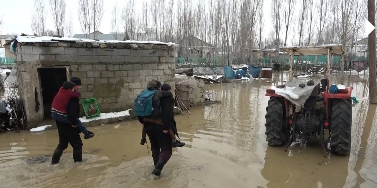 Muş’ta Derenin Taştığı Köy Su Altında Kaldı