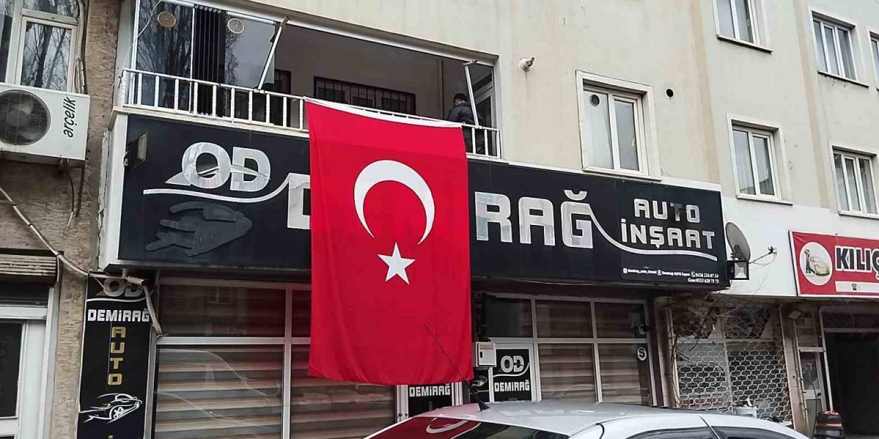 Bingöllü Şehidin Dede Evine Türk Bayrağı Asıldı