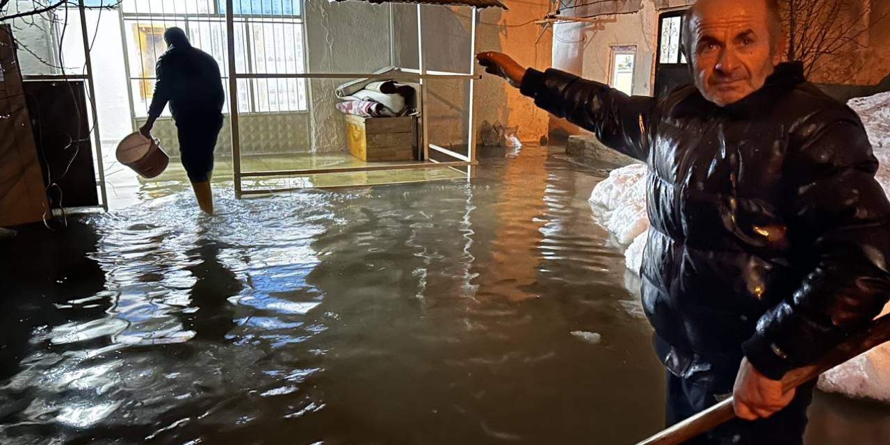 Yüksekova’da Evi Sular Altında Kalan 5 Nüfuslu Aile, Akrabalarına Sığındı