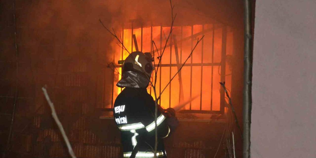 Ev Yangını Mahalleliyi Sokağa Döktü