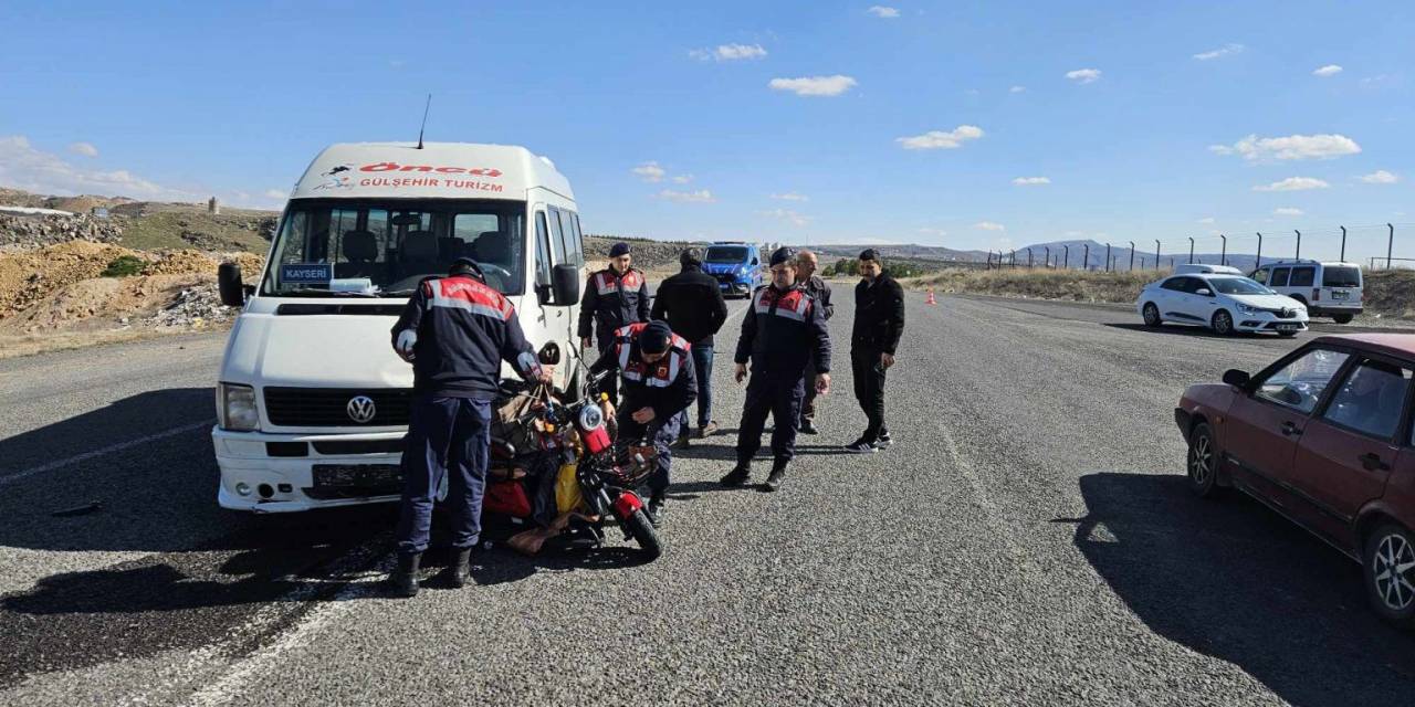 U Dönüşü Yapan Motosiklete Minibüsün Çarptığı Kaza Kamerada: 1 Ölü