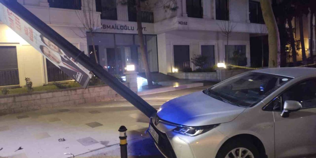 Kadıköy’de Kontrolden Çıkan Araç Park Halindeki Otomobile Çarptı: 2 Yaralı