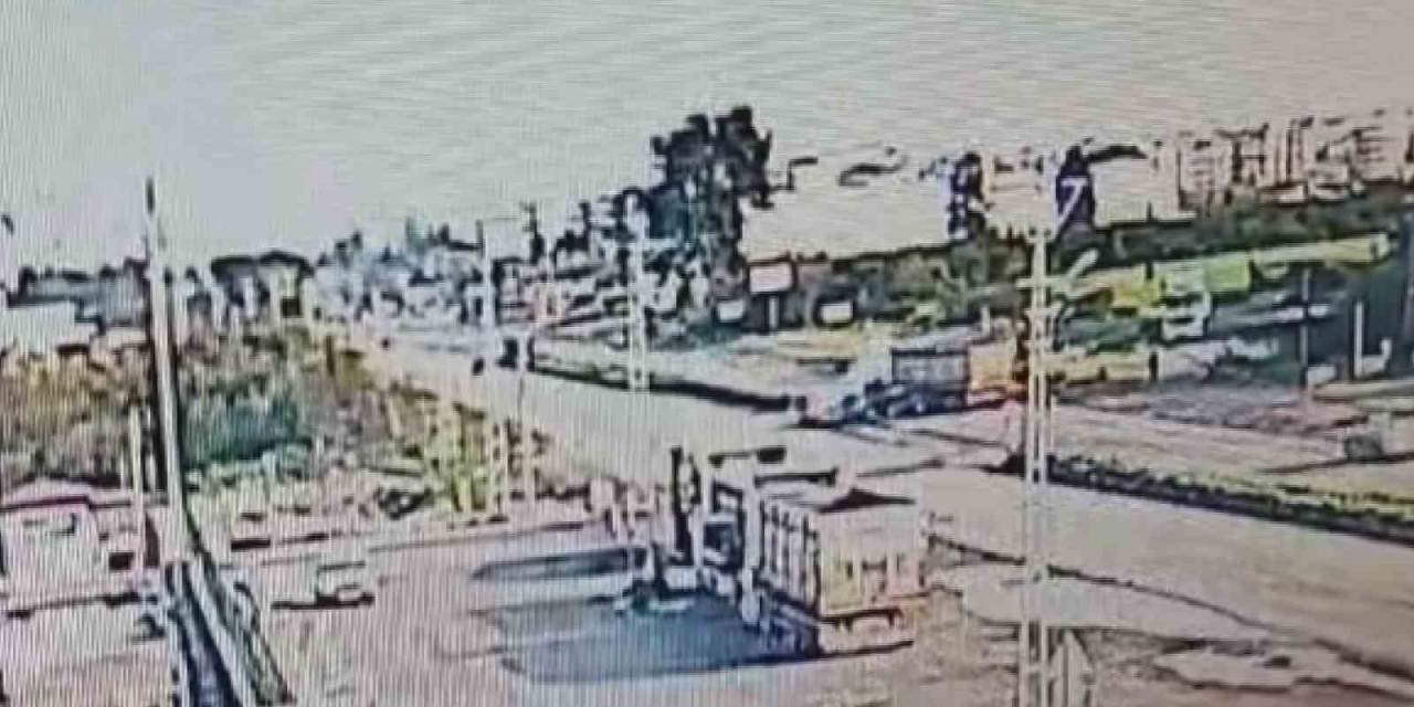 Tırla Çarpışan Motosikletteki 2 Kişinin Uçtuğu Anlar Kamerada