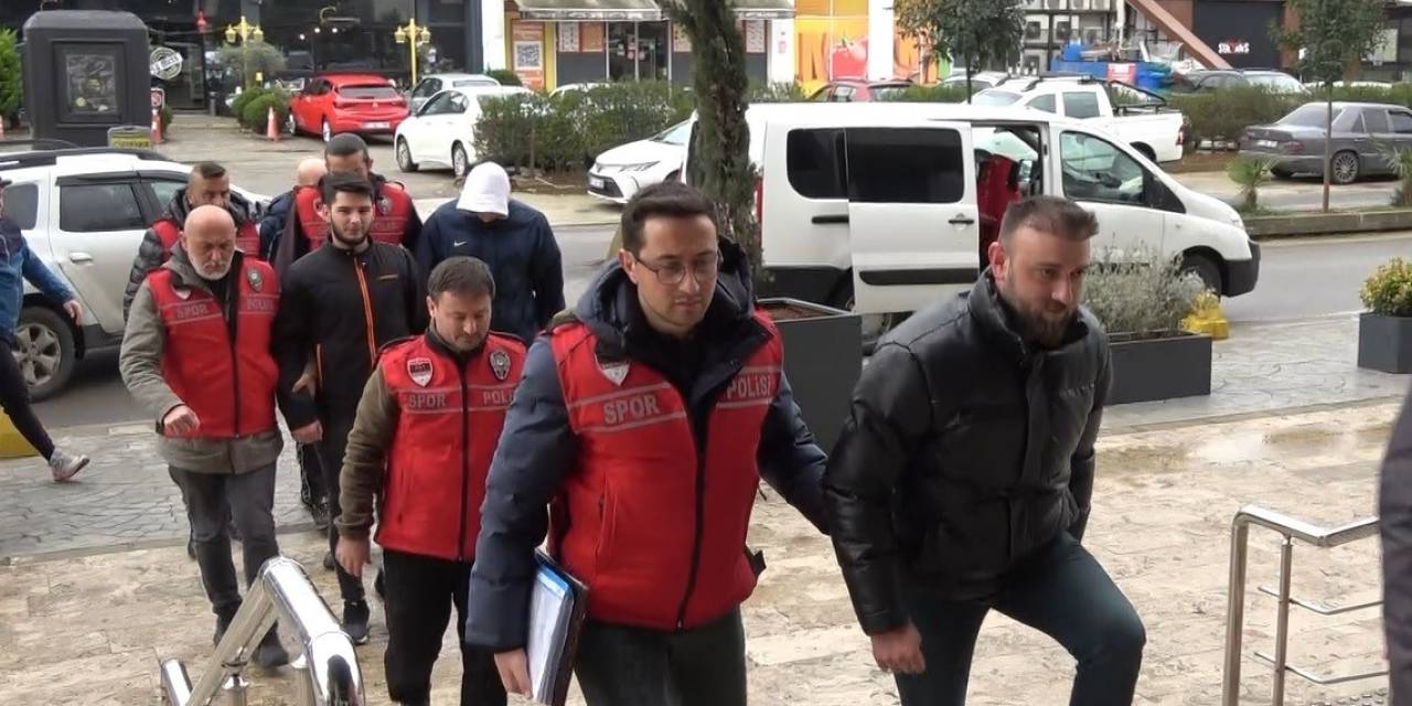 Trabzonspor-fenerbahçe Maçında Sahaya Girerek Olaylara Karışan 7 Kişi Adliyeye Getirildi