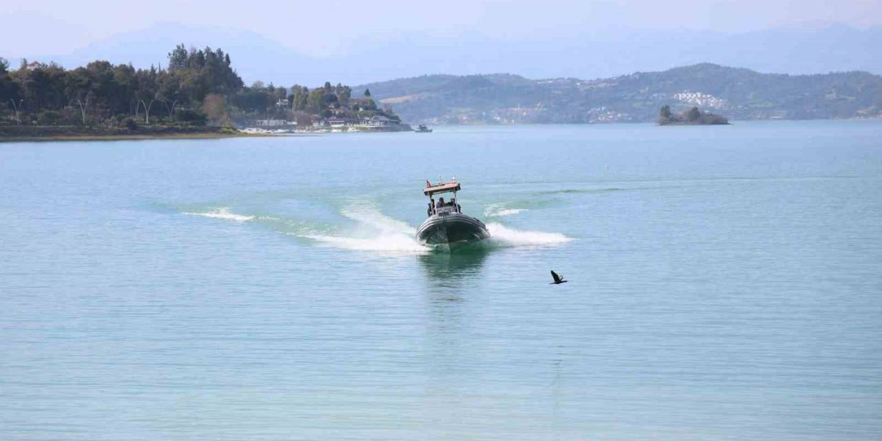 Deniz Bisikletiyle Gölde Mahsur Kalan Gençleri Sualtı Polisleri Kurtardı