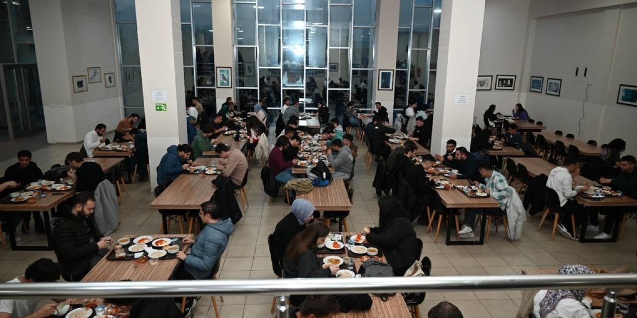 Rektör Özölçer, Orucunu Öğrencilerle Birlikte Açtı