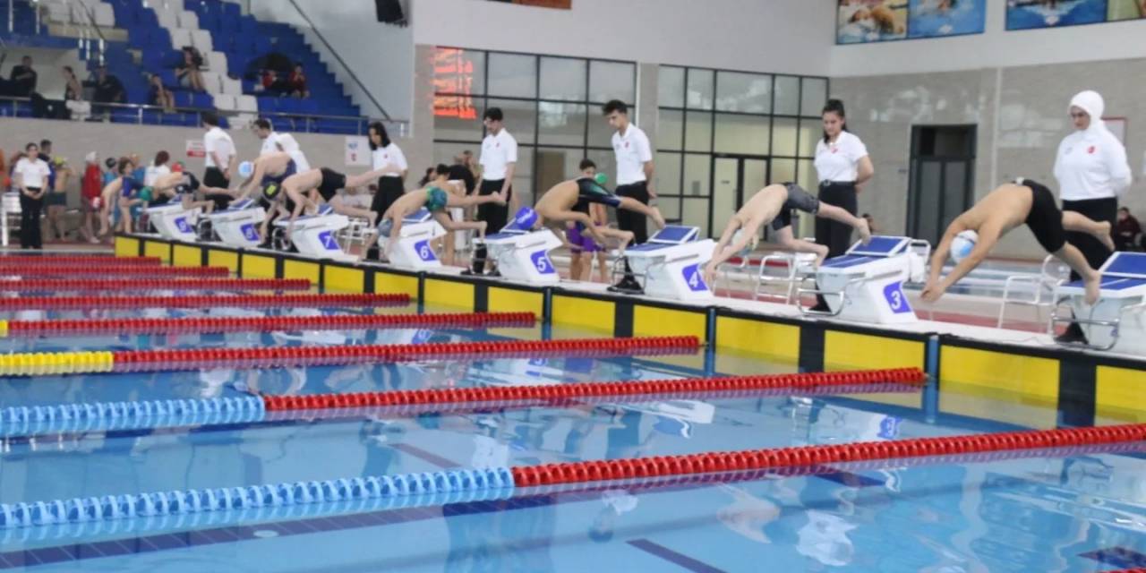 Sivas’ta Yüzme Grup Yarışları Yapıldı