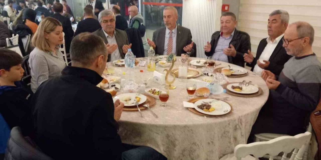 Eskişehir Kızılelma Turan Derneği Üyeleri Tarafından İftar Programı Düzenlendi