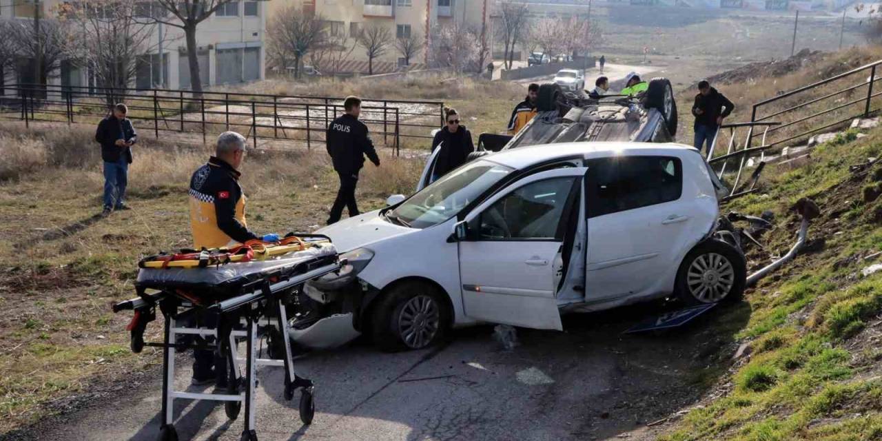 Otomobil Yavaşlayan Araca Arkadan Çarptı: 2 Yaralı