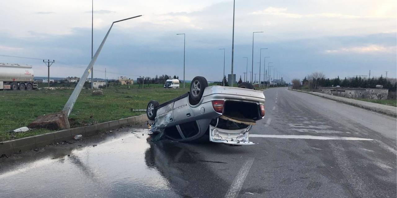 Sanayi Kavşağında Çarpışan İki Araçtan Biri Takla Attı: 2 Yaralı