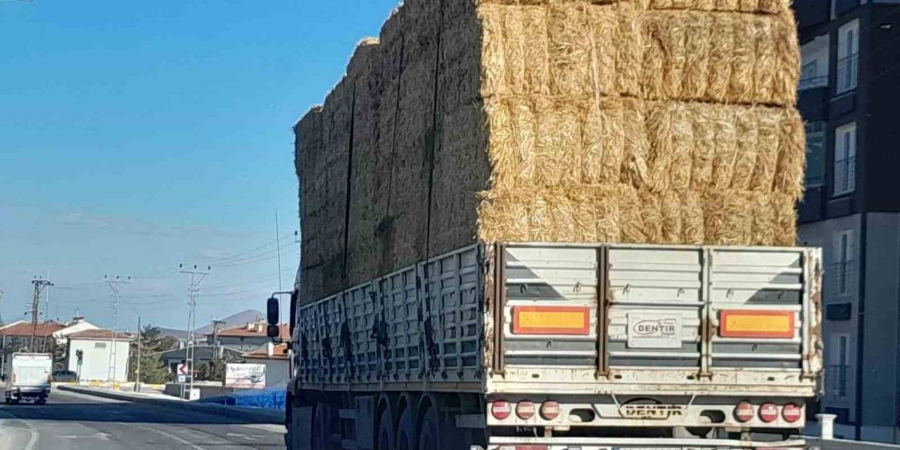 Konya’da Çadırsız Balya Yüklü Tırın Tehlikeli Yolculuğu