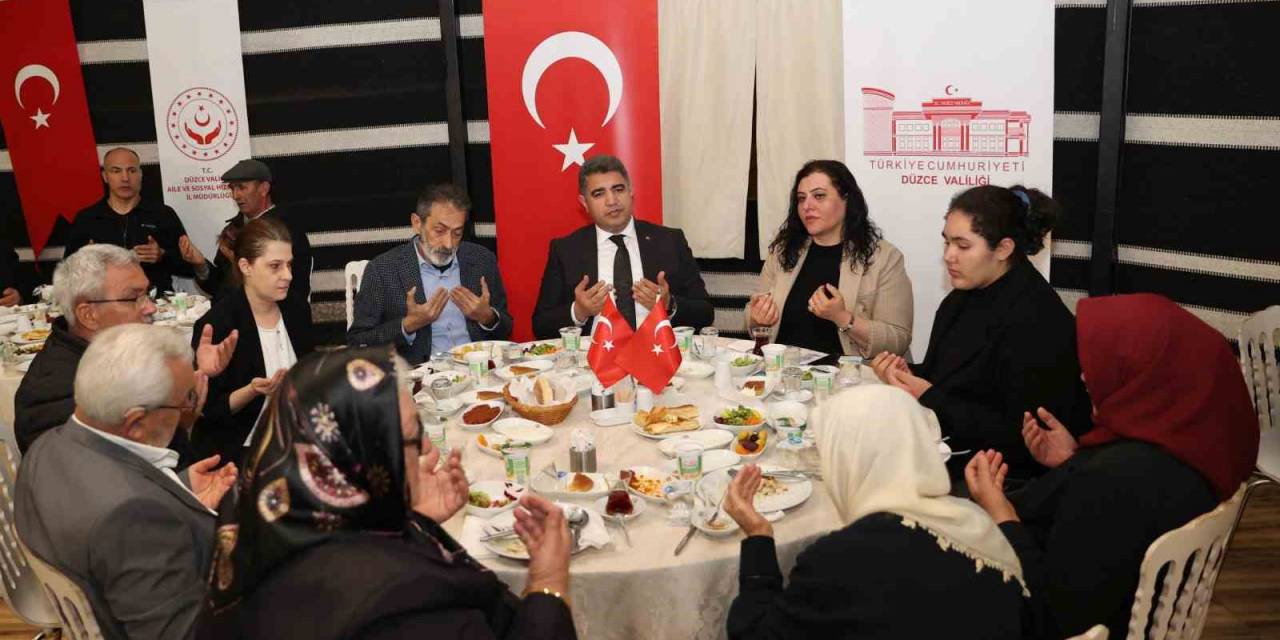 Vali Aslan, “Büyüklerimiz 365 Gün Başımızın Tacıdır”