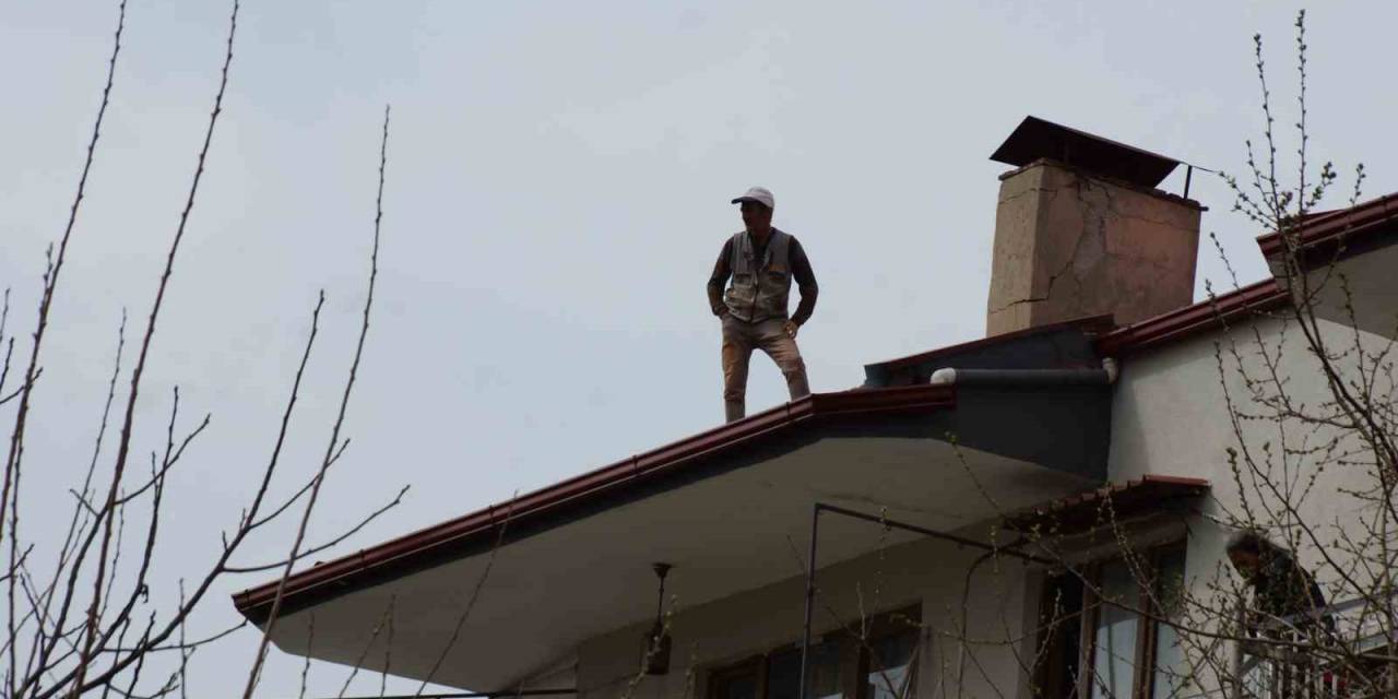 İtfaiyenin Çalışmasını, Tehlikeye Aldırmadan Çatıdan İzledi