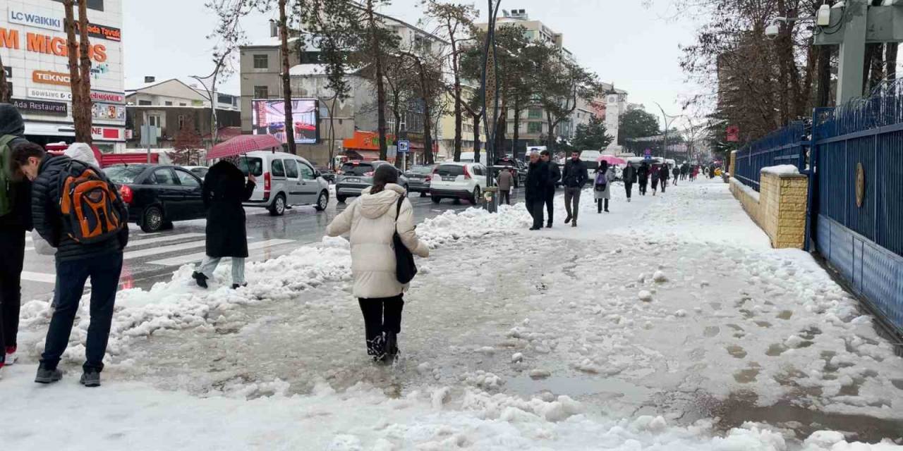 Kar Sonrası İlçe Adeta Göle Döndü