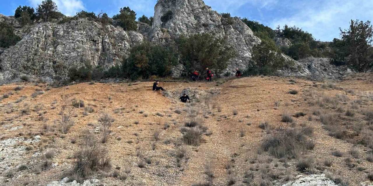 Doğa Yürüyüşünde Mahsur Kalan 2 Kişiyi Afad Ekipleri Kurtardı