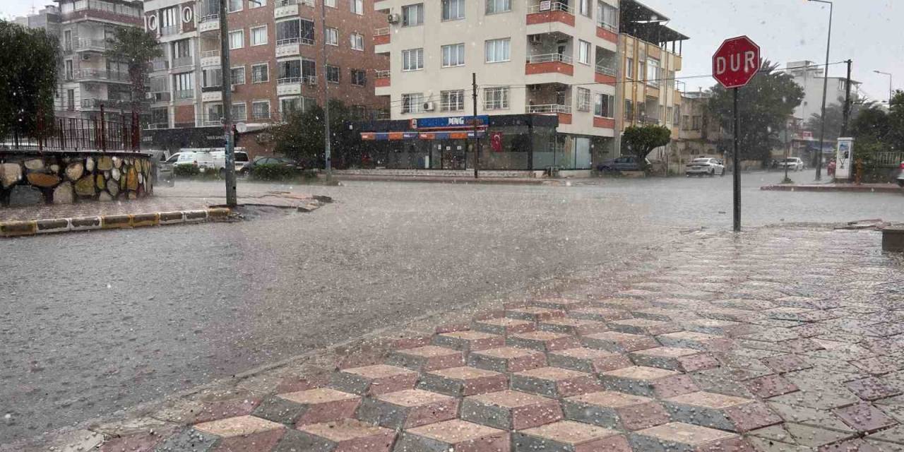 İskenderun’da Dolu Yağışı Çevreyi Beyaza Büründü