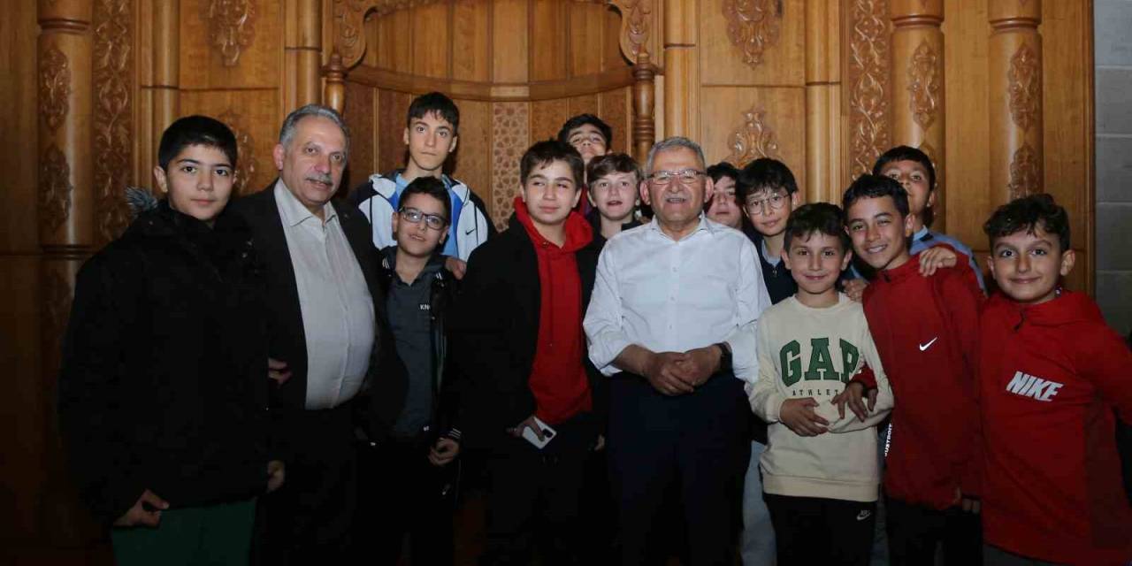 Başkan Büyükkılıç, Teravih Sonrası Vatandaşla Buluştu