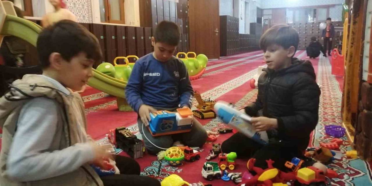 Çocuklu Cami’de Anne Babalar Namaz Kılarken Çocukları Oyunlar Oynuyor
