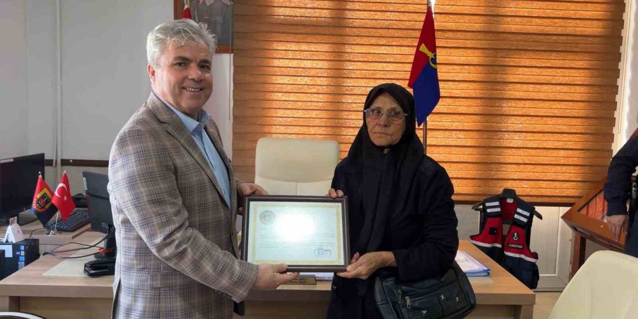 Burdur’da Arazisini Jandarmaya Bağışlayan Nineye Plaket