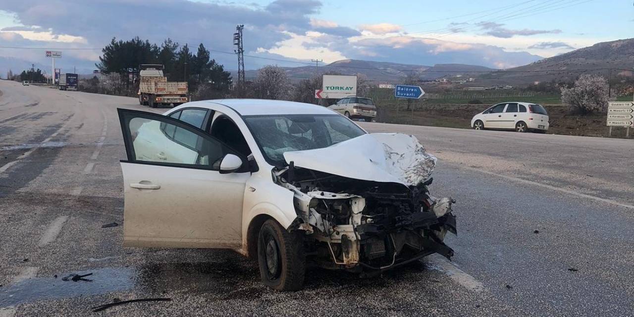 Otomobil İle Tır Çarpıştı: 1 Yaralı