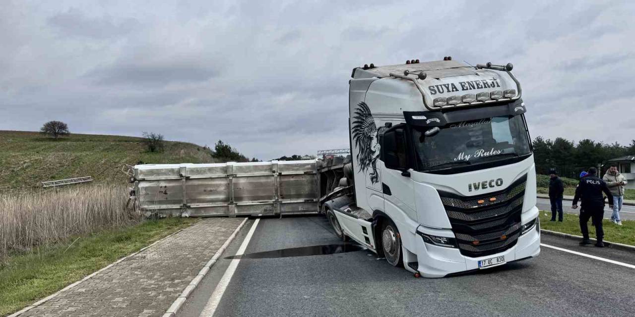 Çanakkale’de Seyir Halindeyken Tırın Açılan Dorsesi Pts’ye Çarptı