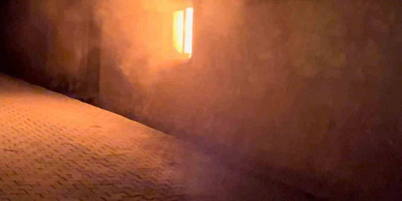 Köy Evi Alevlere Teslim Oldu: 2 Yaralı