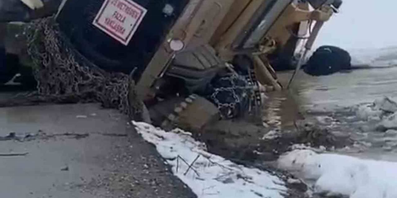 Yüksekova’da İş Makinesi Yol Kenarındaki Boşluğa Düştü