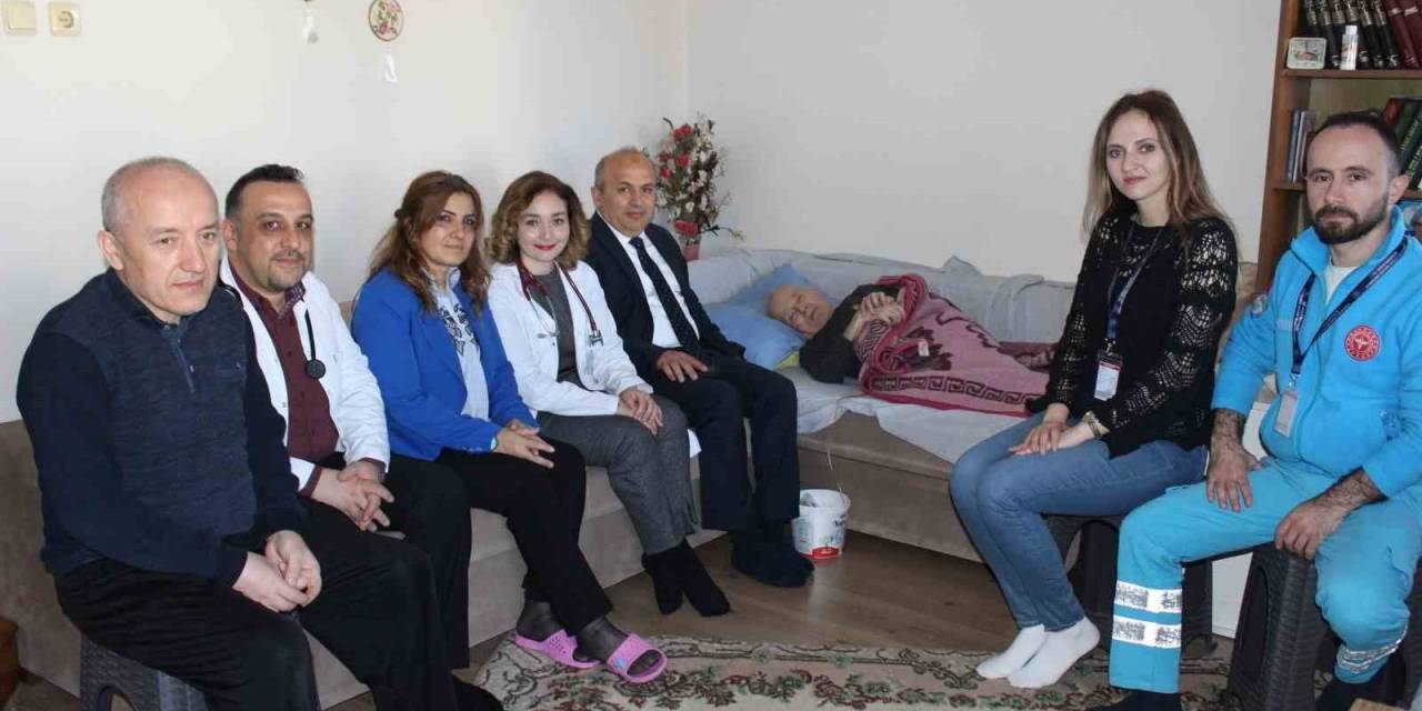 Yaşlıları Evlerinde Ziyaret Ederek Günlerini Kutladılar