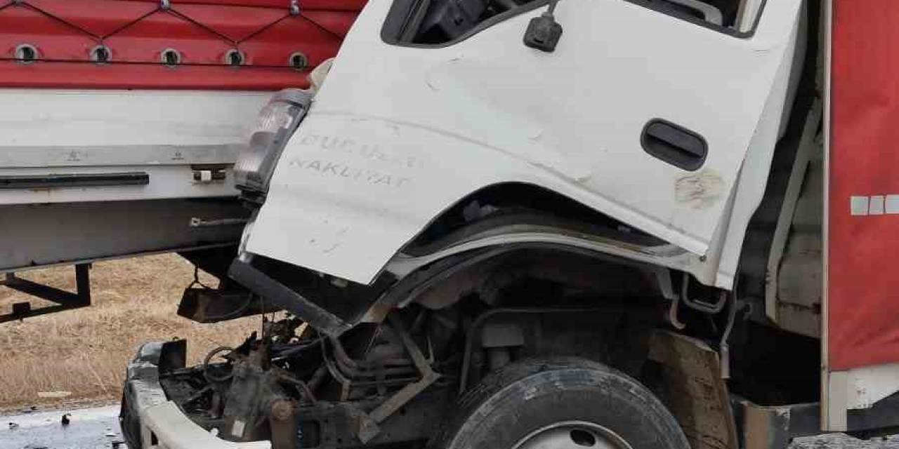 Kamyonet Tıra Arakadan Çarptı: 1 Ağır Yaralı
