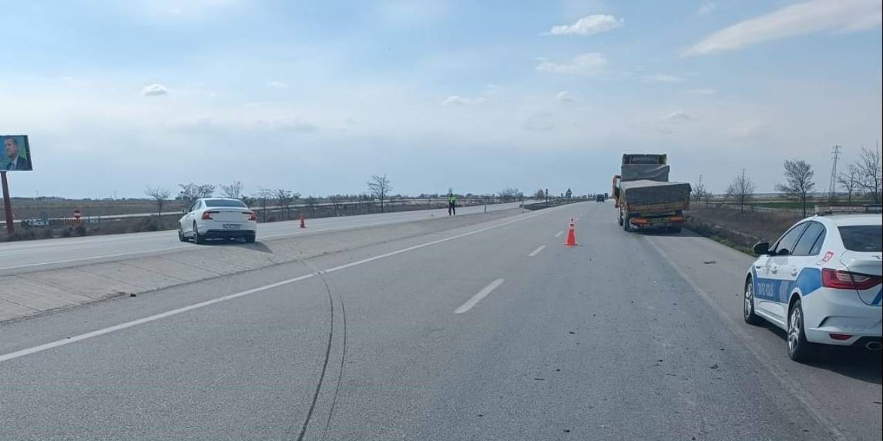 Konya’da Otomobil Tıra Arkadan Çarptı: 2 Yaralı