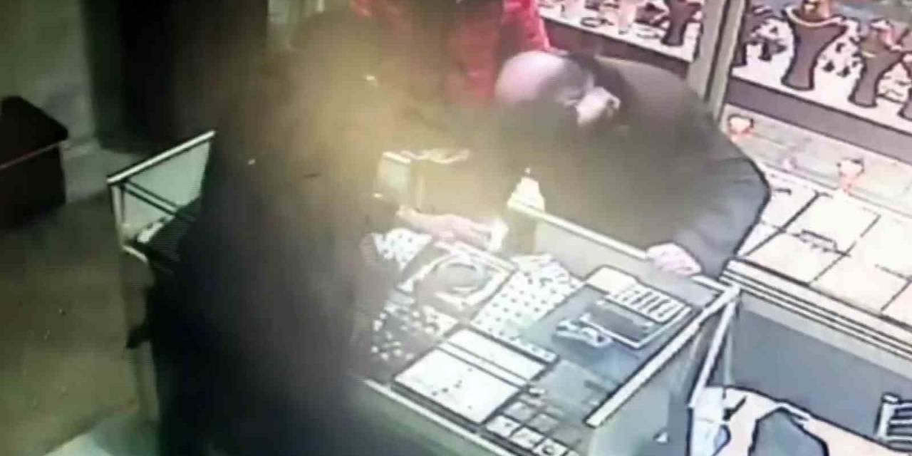 Kayseri’de Sarrafı Boğazından Bıçaklayarak Öldüren Sanığa Ceza Yağdı