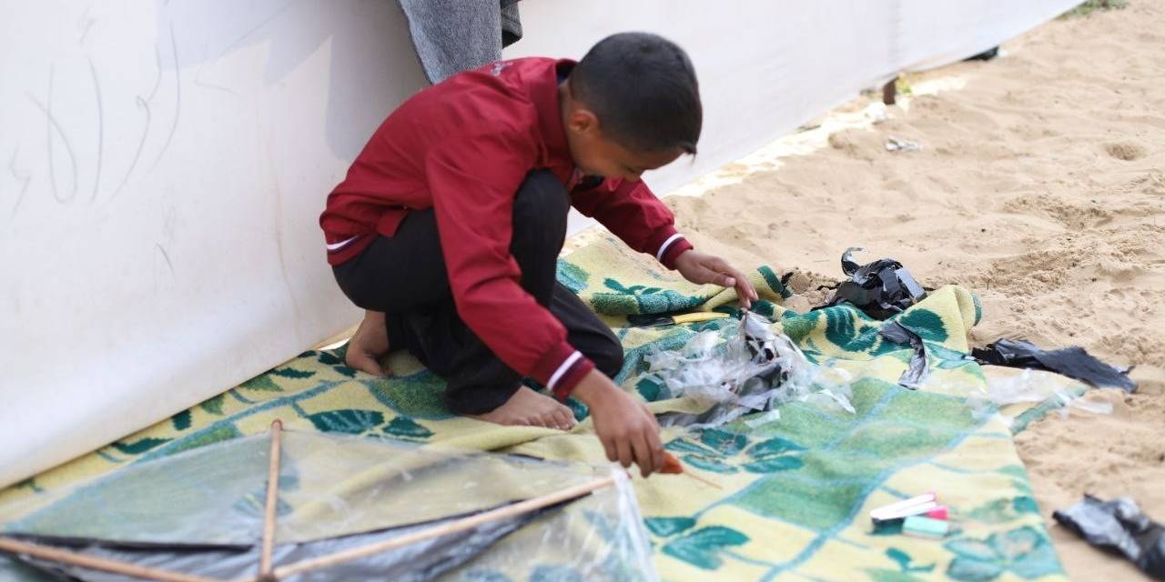 Gazze’de Çocuklar Acılarını Uçurtmalarla Unutmaya Çalışıyor