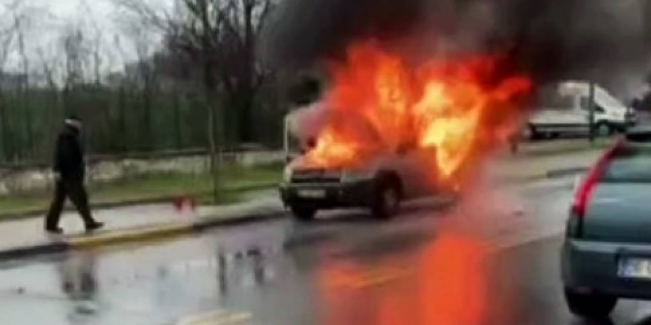 Sakarya’dan Hafif Ticari Araç Alev Topuna Döndü: O Anlar Kamerada