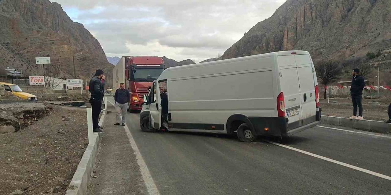 Yol Kenarına Dizilen Bordürler Kazaya Davetiye Çıkarıyor