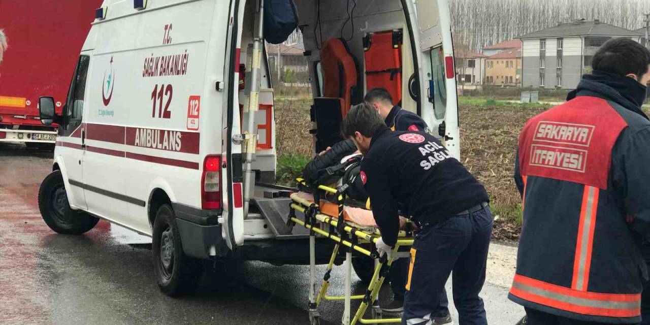 Otomobil İle Yolcu Minibüsü Çarpıştı: 3 Yaralı