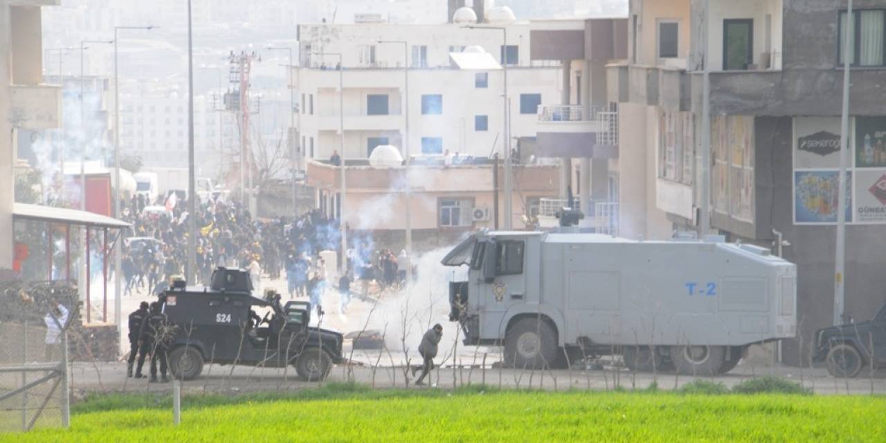Cizre’de İzinsiz Gösteriye Polis Müdahale Etti