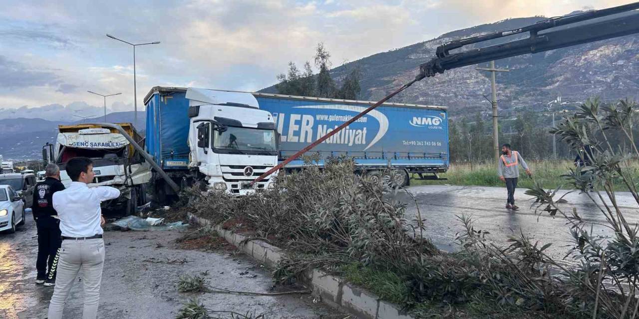 Hatay’da Tır İle Kamyon Çarpıştı: 3 Yaralı