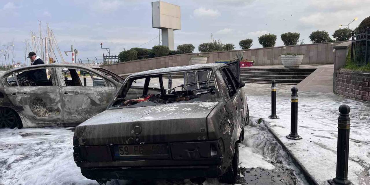 Avcılar’da Yanan Taksi Park Halindeki Otomobile Çarptı: İki Araç Alev Topuna Döndü