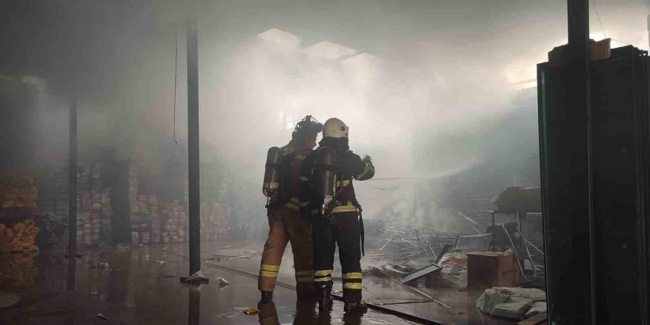 Dörtyol’da Pvc Malzemeleri Bulunan Depoda Yangın Çıktı