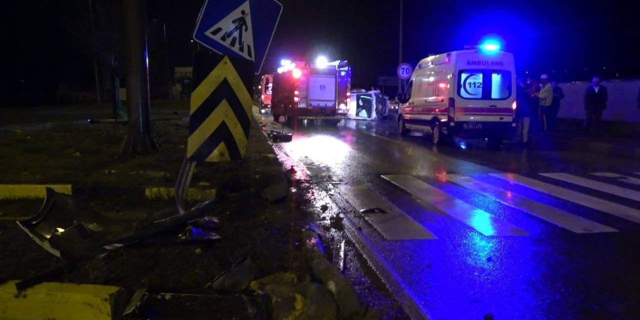 Kavşakta Otomobil İle Hafif Ticari Araç Çarpıştı: 2 Yaralı