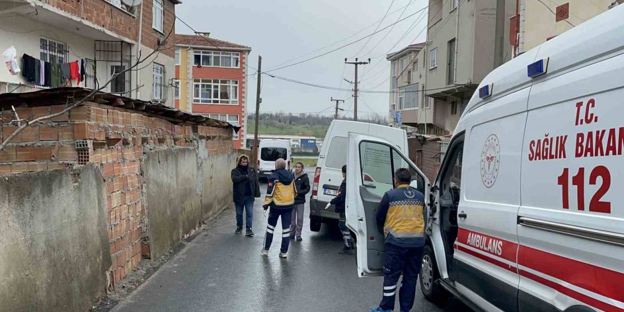 Minibüsün Elektrik Direği Ve Çöp Konteynerine Çarptığı Kaza Kamerada