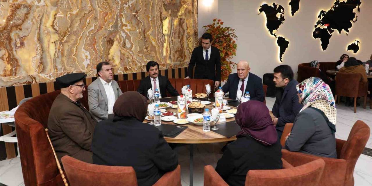 Başkan Pekmezci Şehit Ve Gazi Ailelerini İftarda Ağırladı