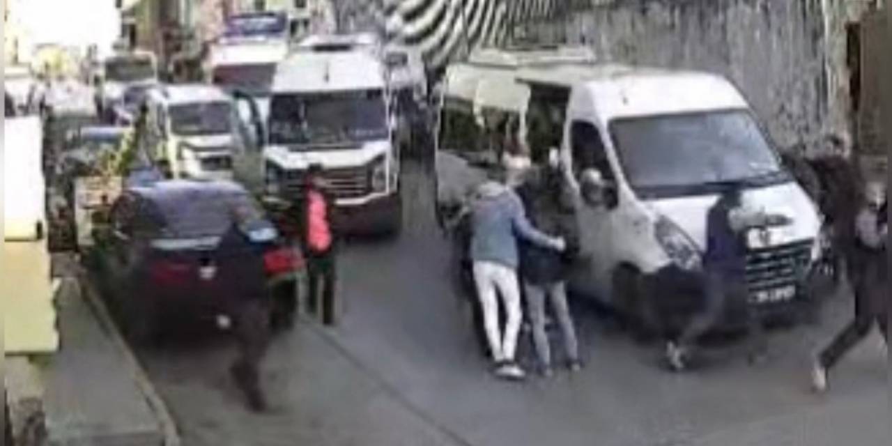 İstanbul’da Trafikte “Neden Bana Çarptın” Dayağı Kamerada: 5 Kişi Baba Ve Oğlunu Dövdü