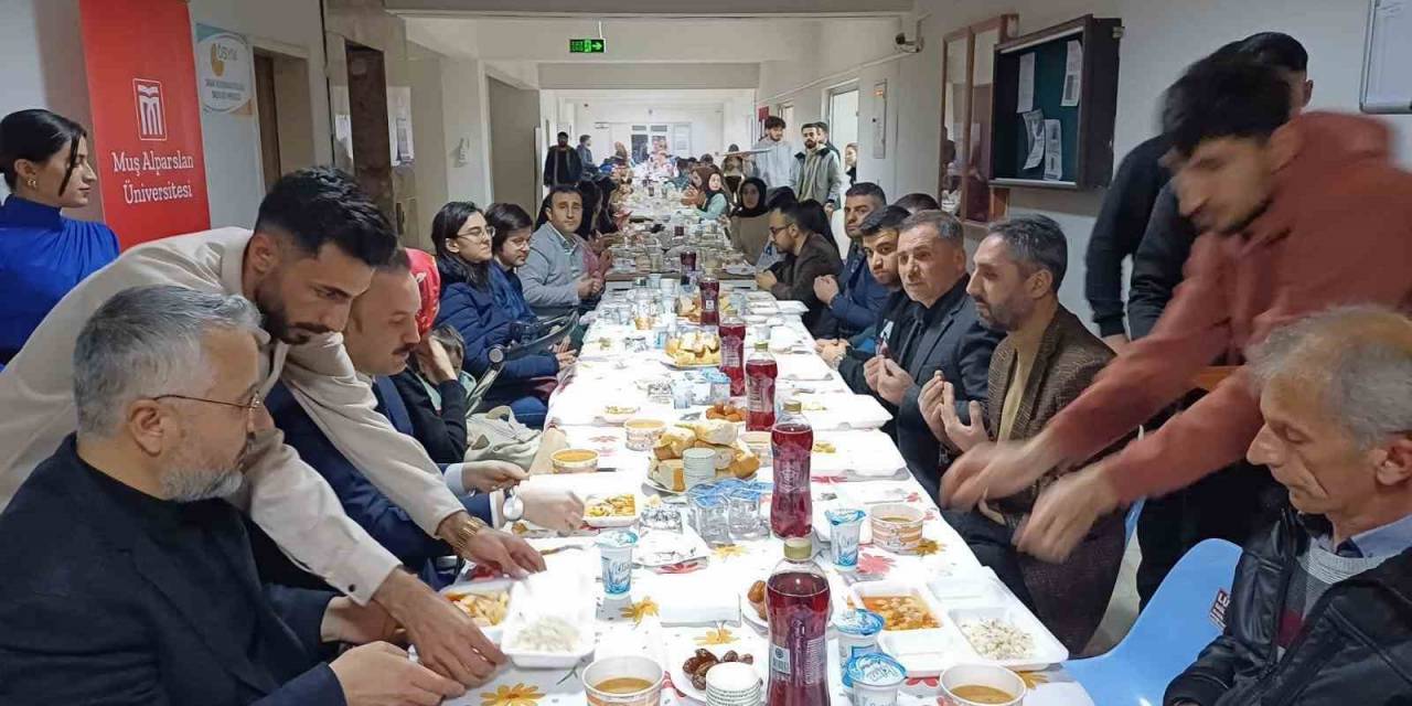 Malazgirtli İş Adamından Üniversite Öğrencilerine İftar Yemeği