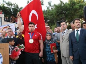 Dünya Güreş Şampiyonu Rıza Kayaalp, Memleketinde Mehter Takımı İle Karşılandı