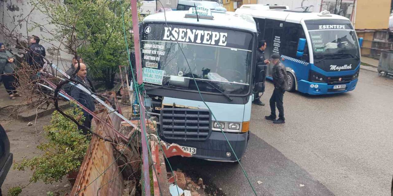 Yolcu Dolu Minibüs Bahçe Duvarına Çarptı: 5 Yaralı