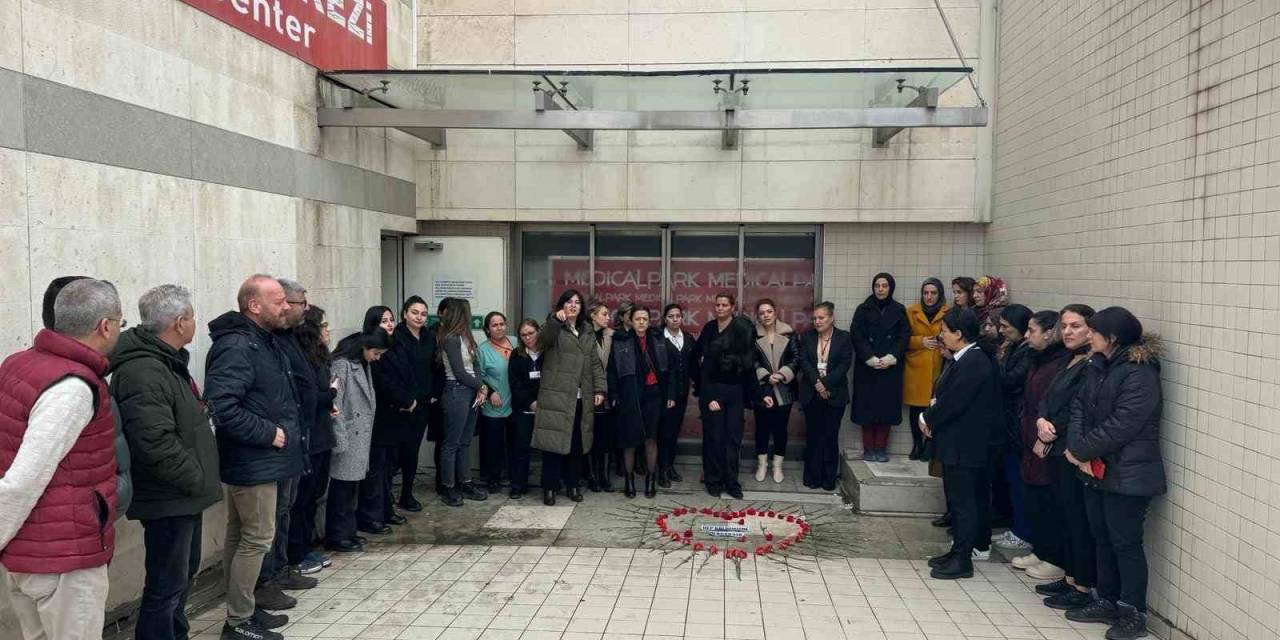 Eşi Tarafından Katledilen Kadın, Öldürüldüğü Hastanenin Önünde Arkadaşları Tarafından Anıldı