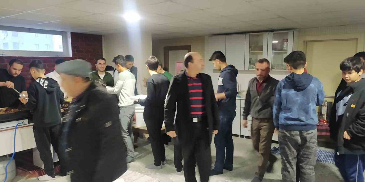 Erkilet’te Gençler İftarda Bir Arada